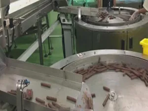 Sistema automático de envasado con alimentador de doble tolva