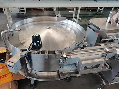 Sistema automático de envasado con alimentador de doble tolva